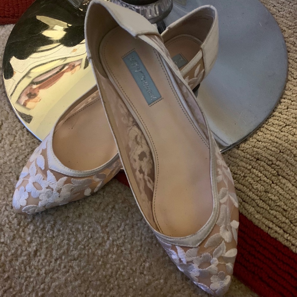 Sz 9.5 Betsy Johnson white embroidered flats
